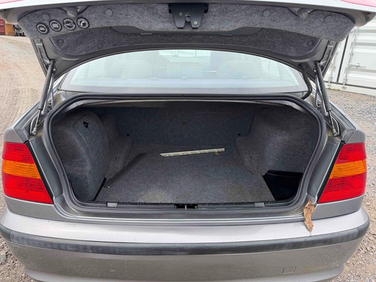 2003-bmw-325i-image-9