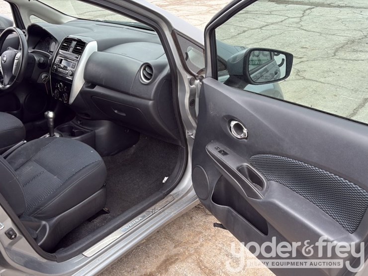 2015-nissan-versa-image-26