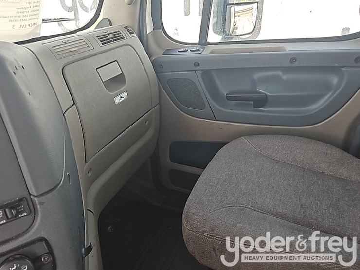 2017-freightliner-cascadia-113-image-32