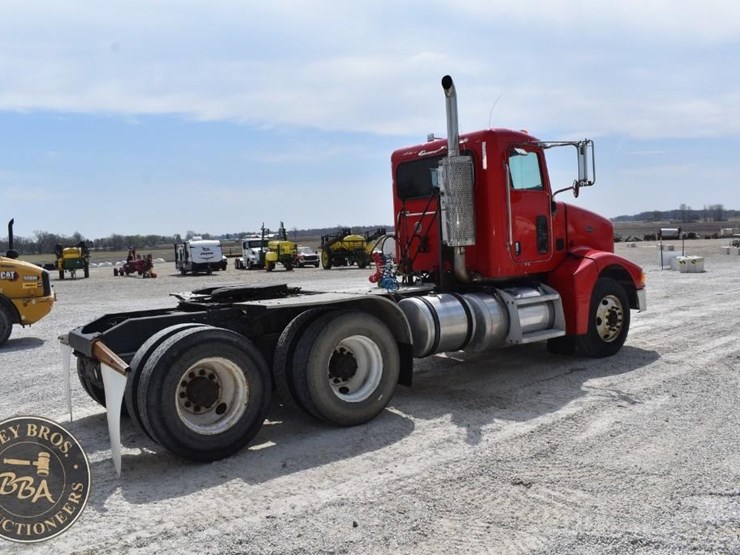 2005-peterbilt-385-image-10