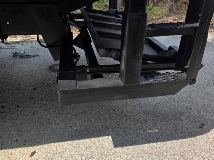 2004-freightliner-m2-106-image-4