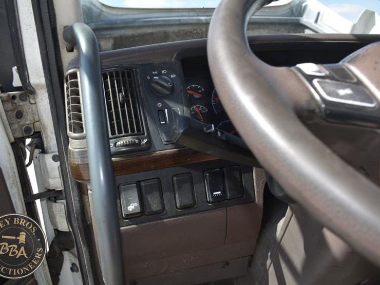 2015-volvo-vnl64t670-image-39