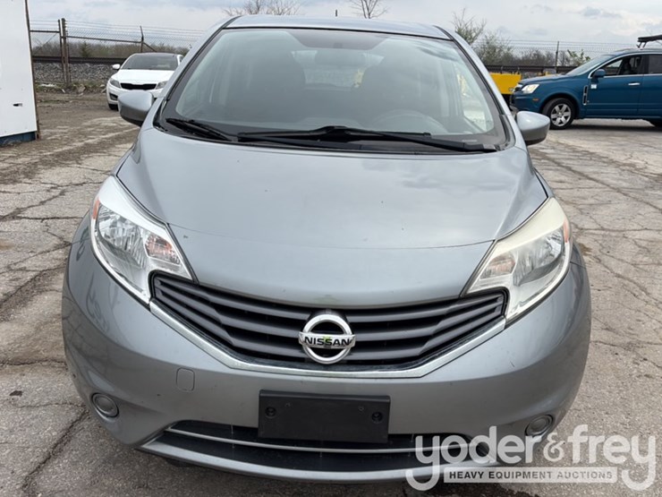 2015-nissan-versa-image-30