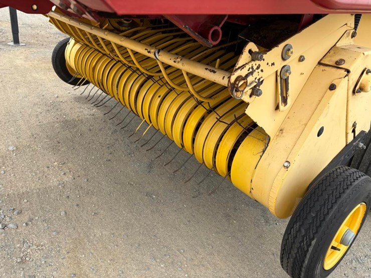 new-holland-br740-image-4