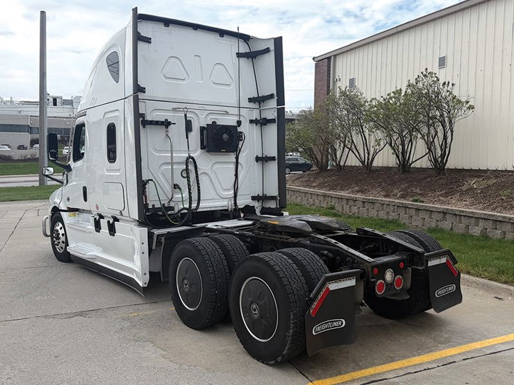 2023-freightliner-cascadia-126-image-2