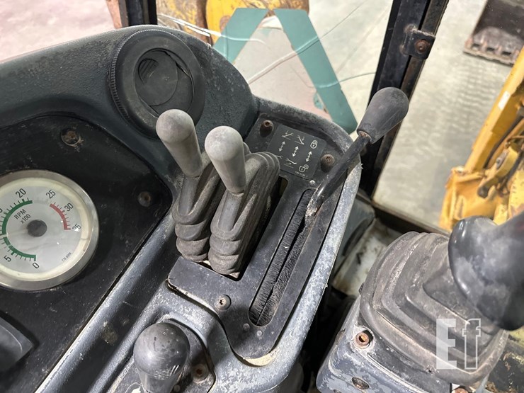 2001-caterpillar-420d-image-29