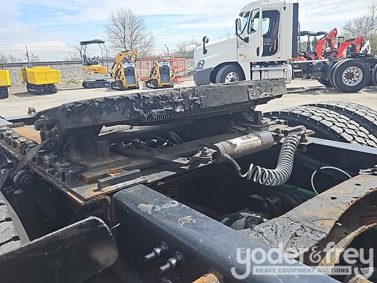 2017-freightliner-cascadia-113-image-19