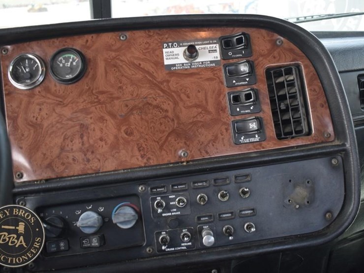 2005-peterbilt-385-image-42