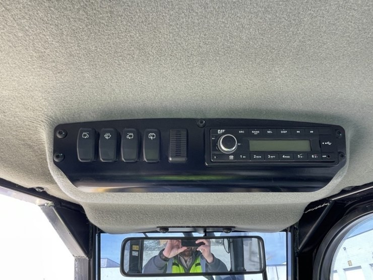 2021-caterpillar-d2-image-34