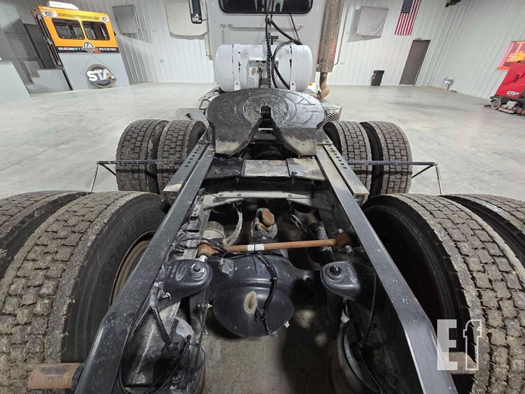 2013-peterbilt-384-image-16