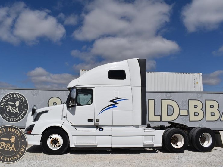2015-volvo-vnl64t670-image-2