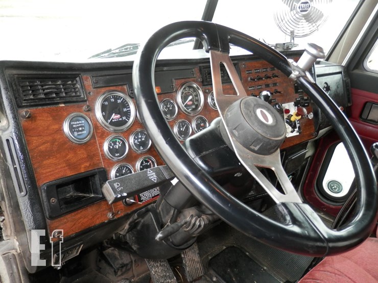 1999-peterbilt-385-image-15