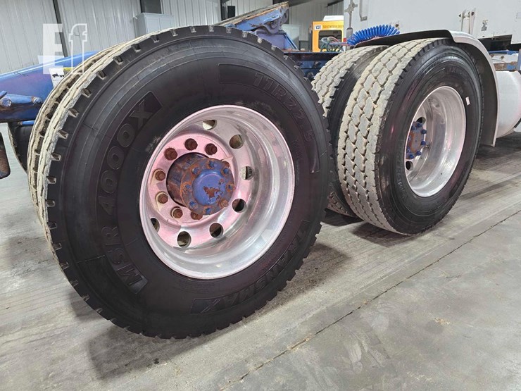 2009-peterbilt-367-image-25