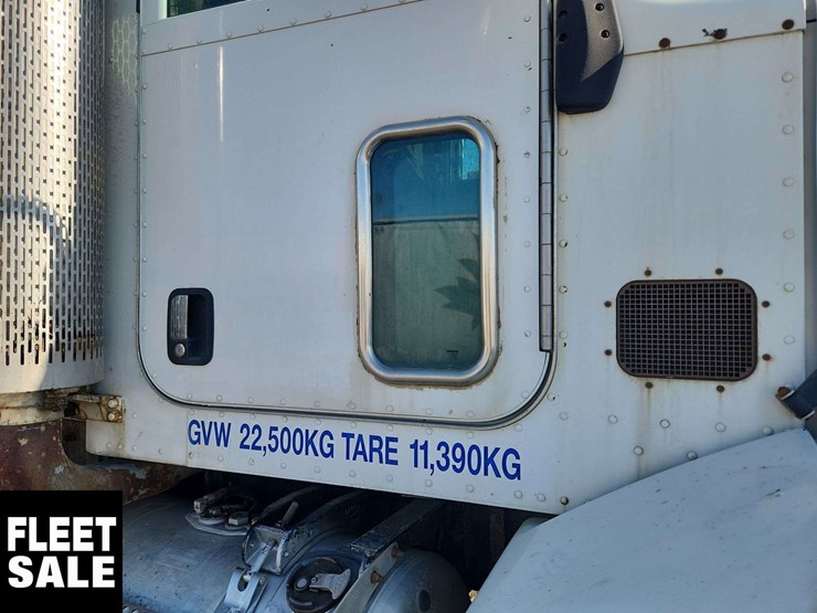 2005-peterbilt-385-image-32