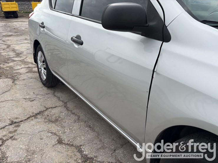2015-nissan-versa-image-29