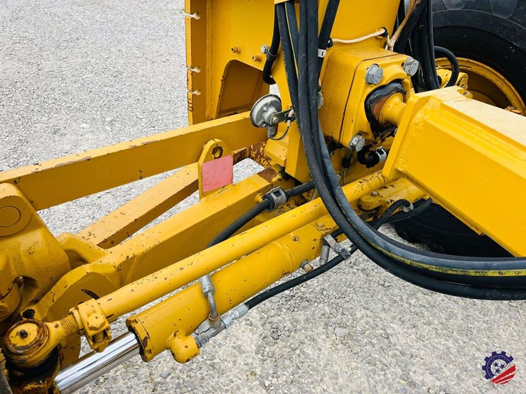 2010-caterpillar-120m-image-32