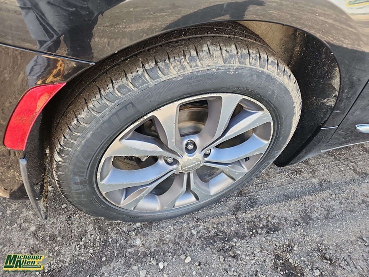 2017-chrysler-pacifica-image-33