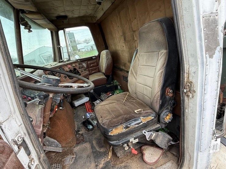 1988-white-gmc-volvo-manure-truck-image-12