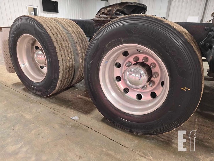 2014-freightliner-cascadia-125-image-25