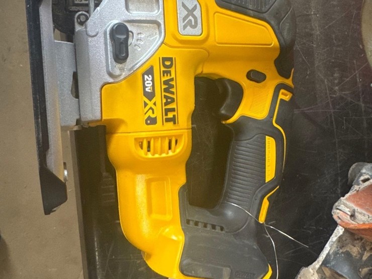slightly-used-dewalt-20v-cordless-jig-saw-model-dcs334-image-1