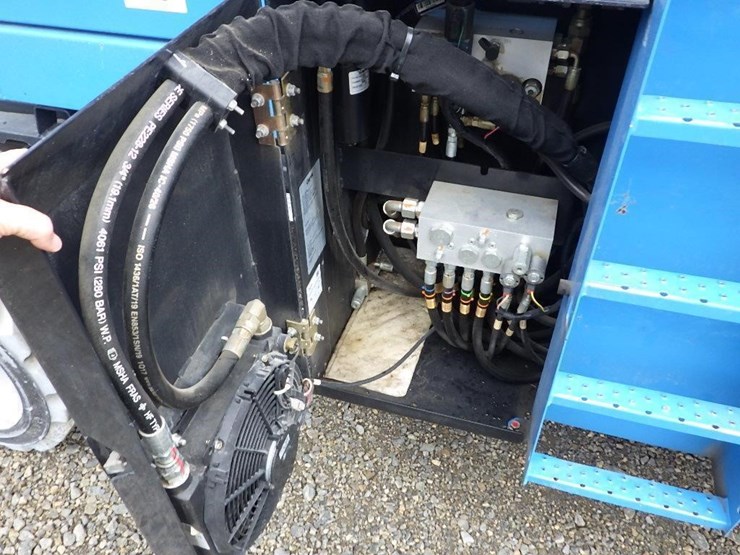 2017-genie-gs-4390-scissor-lift-image-15