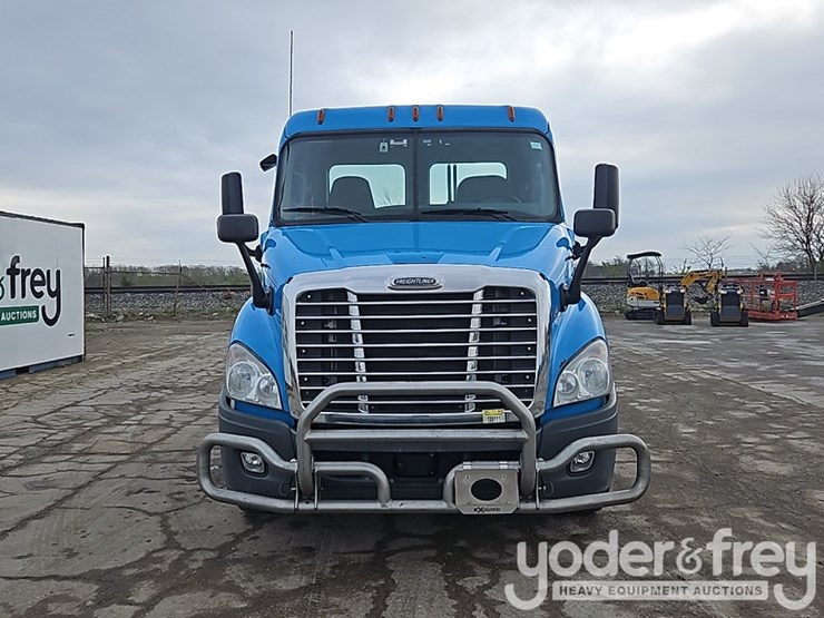 2016-freightliner-cascadia-113-image-12