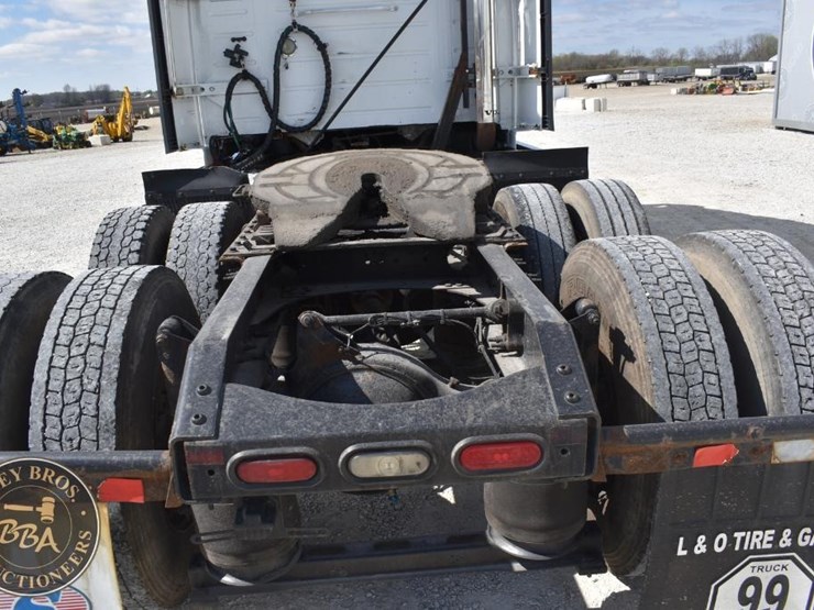 2015-volvo-vnl64t670-image-18