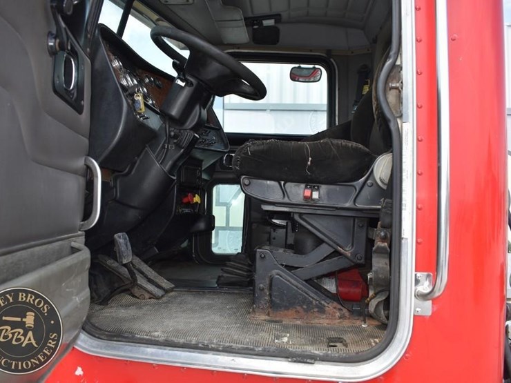 2005-peterbilt-385-image-38