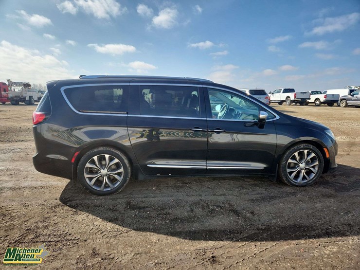 2017-chrysler-pacifica-image-26