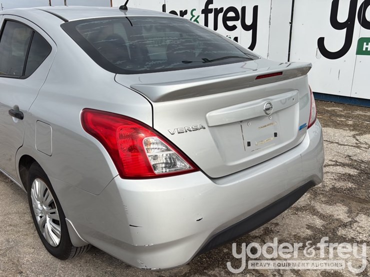 2015-nissan-versa-image-17