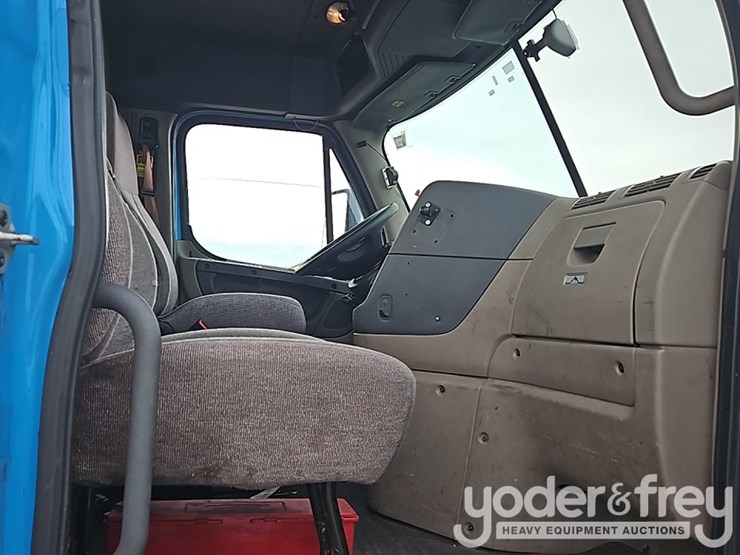 2016-freightliner-cascadia-113-image-29