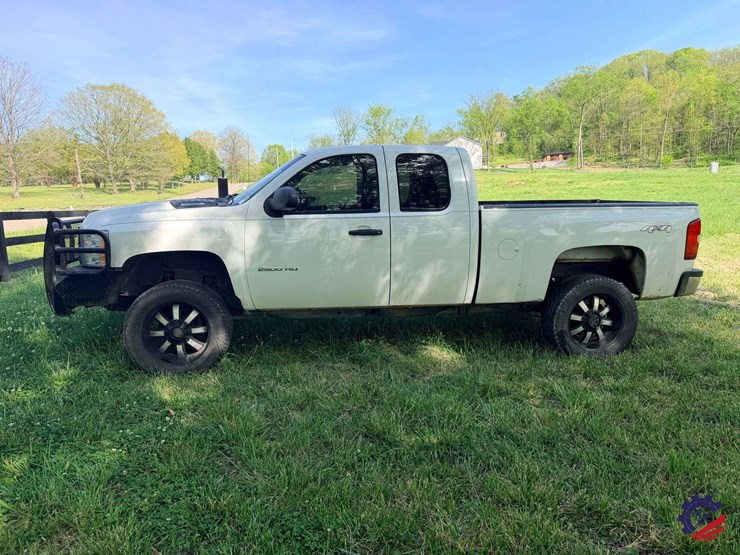 2012-chevrolet-silverado-2500hd-image-2