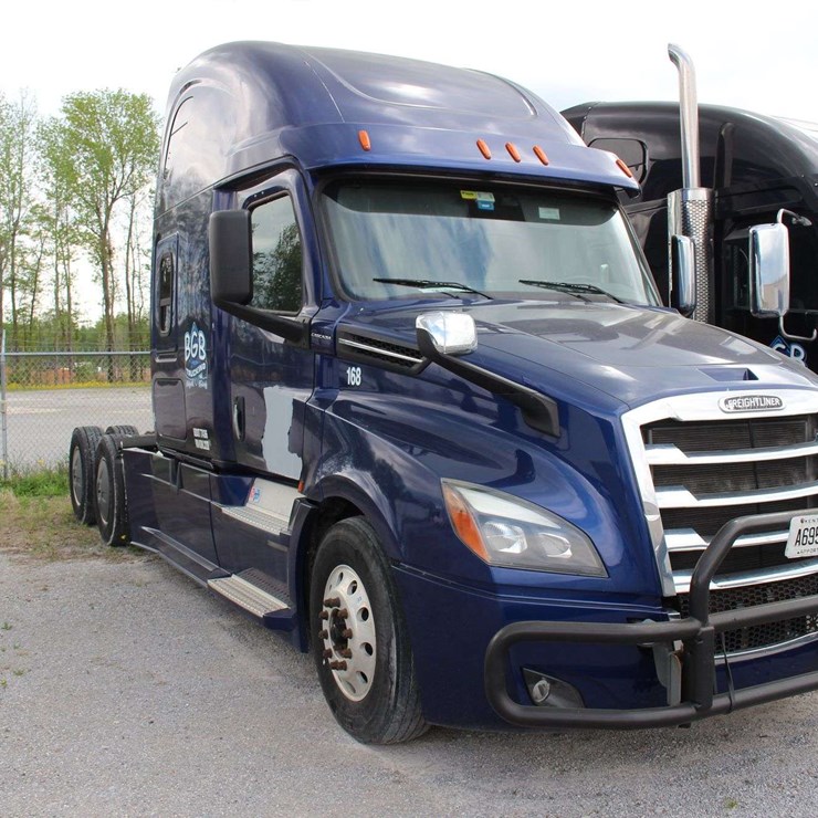 2019 FREIGHTLINER Cascadia PT126SL 3AKJHHDR0KSKL2228 Mileage: 688348
