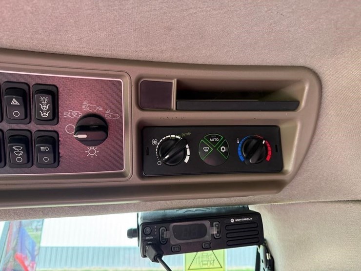 2014-case-ih-8230-image-53