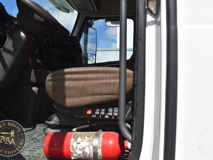 2015-volvo-vnl64t670-image-32