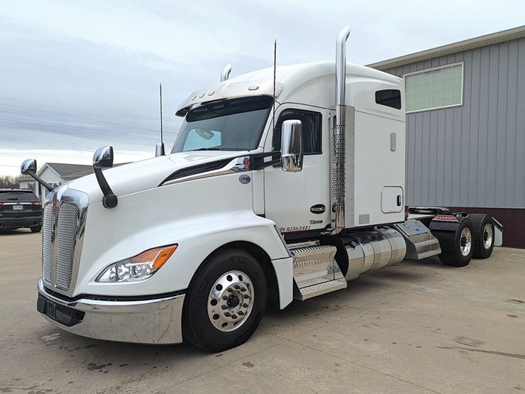 2024-kenworth-t680-image-1
