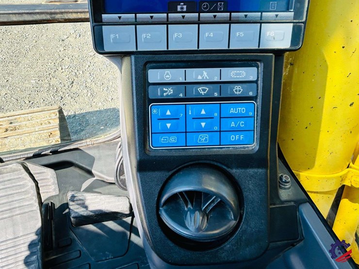 2015-komatsu-pc210-lc-image-10