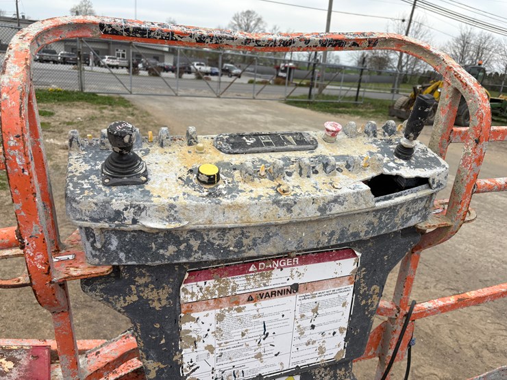 2014-jlg-400s-image-11