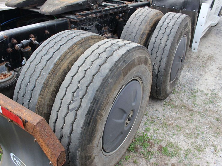 2019-freightliner-cascadia-126-image-31