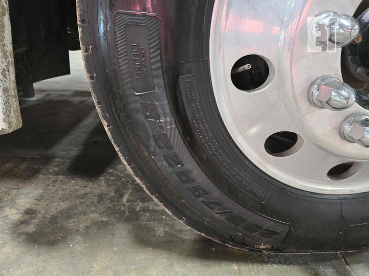 2014-freightliner-cascadia-125-image-27