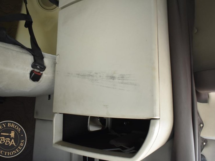 2015-volvo-vnl64t670-image-43