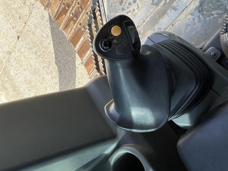 2021-caterpillar-d2-image-31