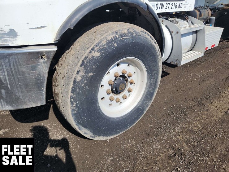 2004-peterbilt-330-image-28