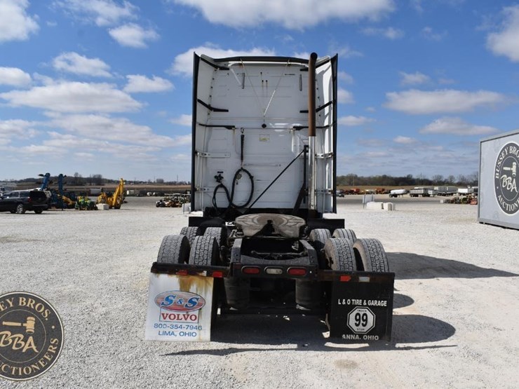 2015-volvo-vnl64t670-image-5