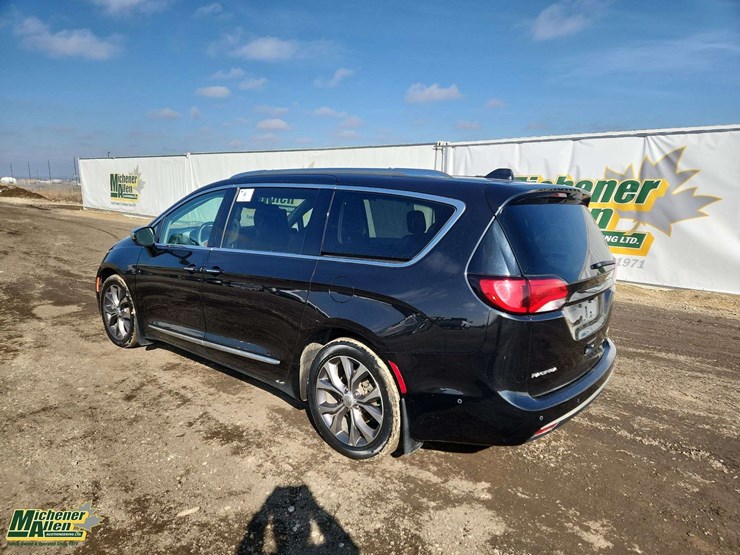 2017-chrysler-pacifica-image-2