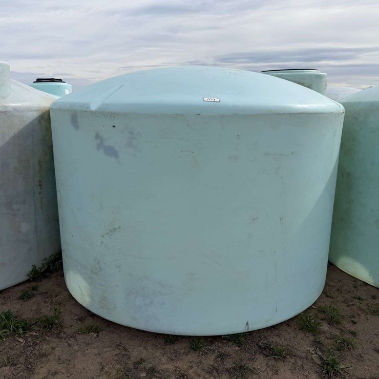 1550 Gallon Round Poly Fertilizer Tank