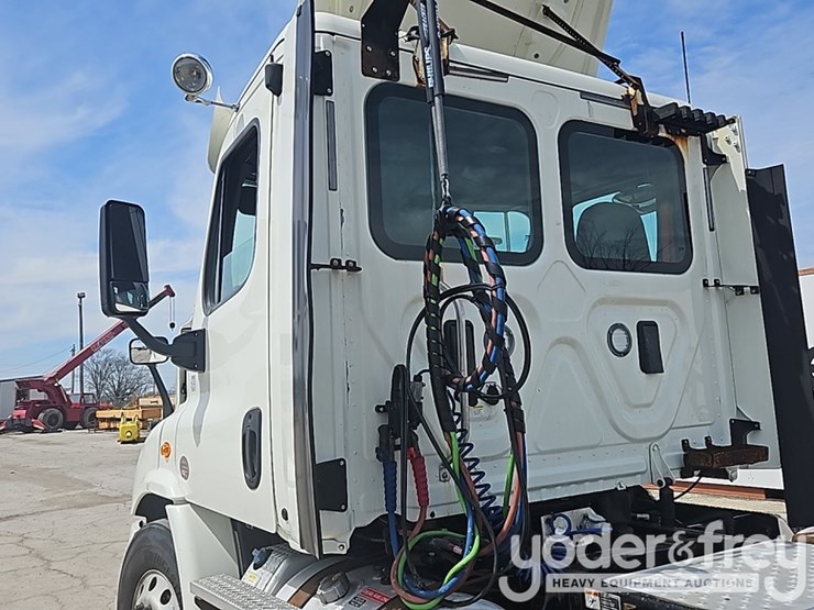 2017-freightliner-cascadia-113-image-10