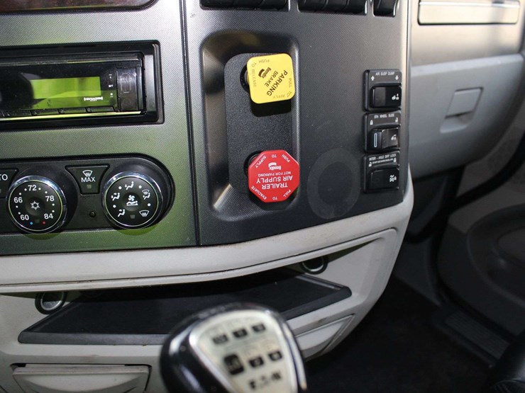 2019-peterbilt-579-image-27