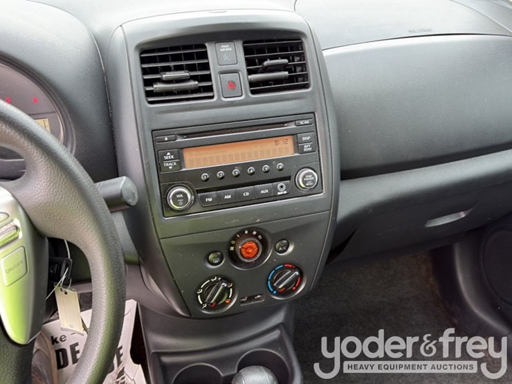 2015-nissan-versa-image-40