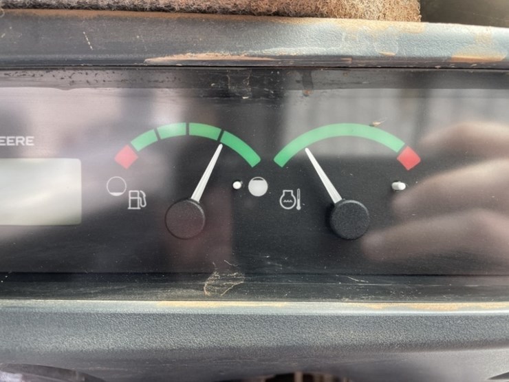 2013-deere-333e-image-31